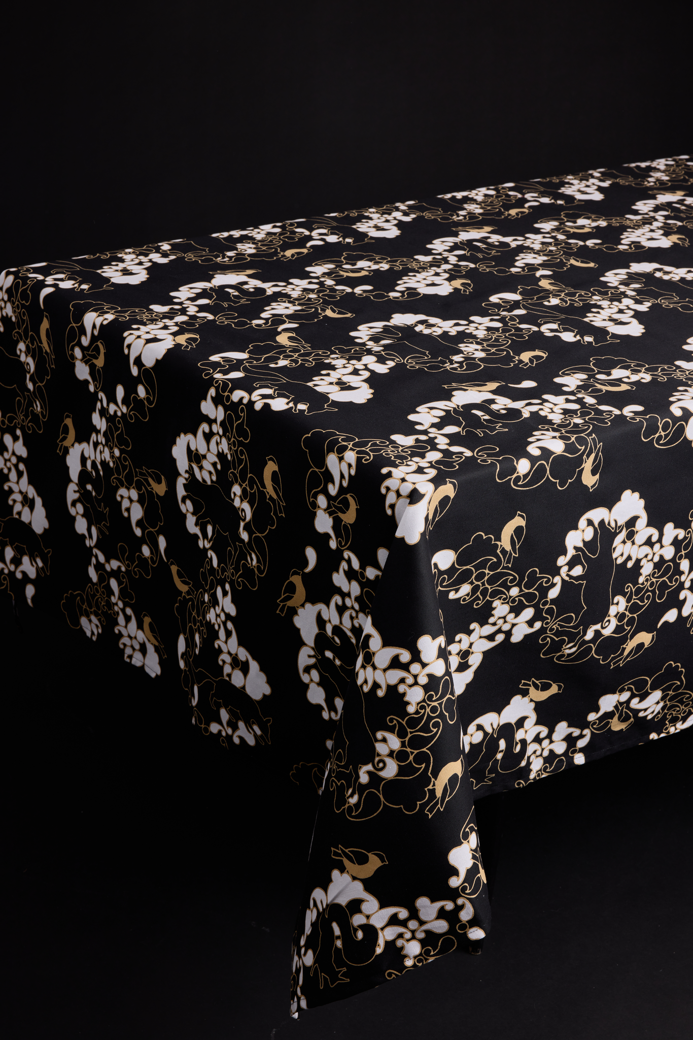 80419-4454-02-06_1; Finlayson Sopraano Pöytäliina Musta / Kulta / 145x250 cm