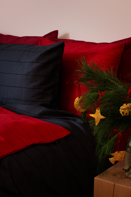 Ruoko satiinityynyliina makuuhuone