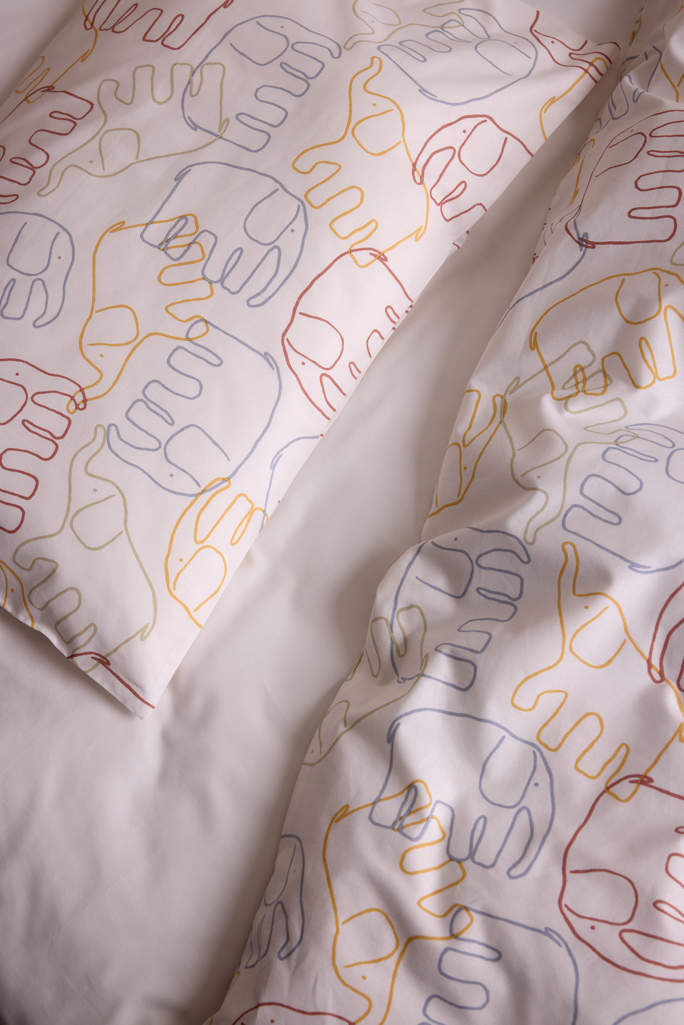 60114-5416-04-10_1; Finlayson Elefantti villi Tyynyliina Monivärinen / 40x60 cm