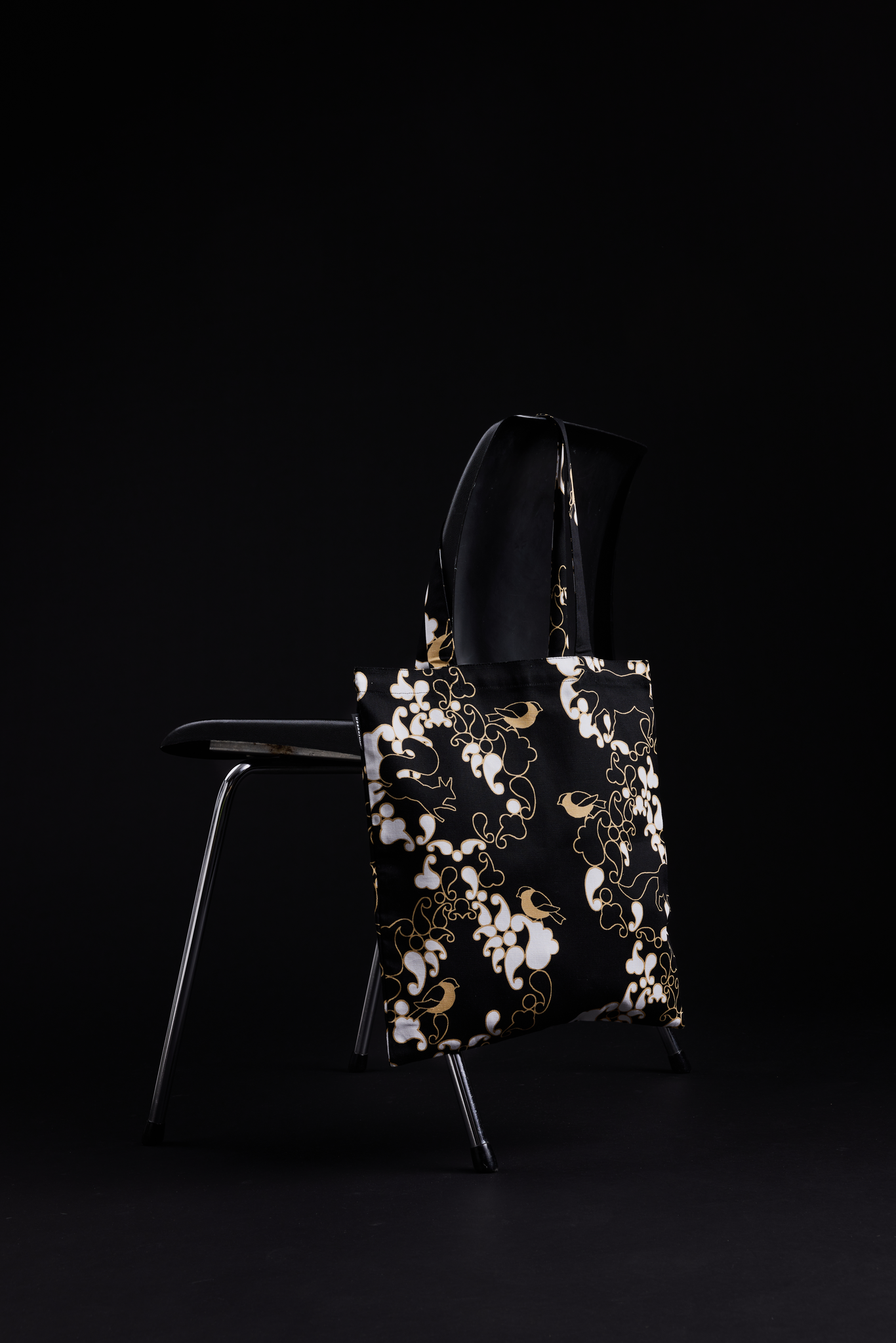 80221-4454-02-10_1; Finlayson Sopraano Kangaskassi Musta / Kulta / 36x42 cm