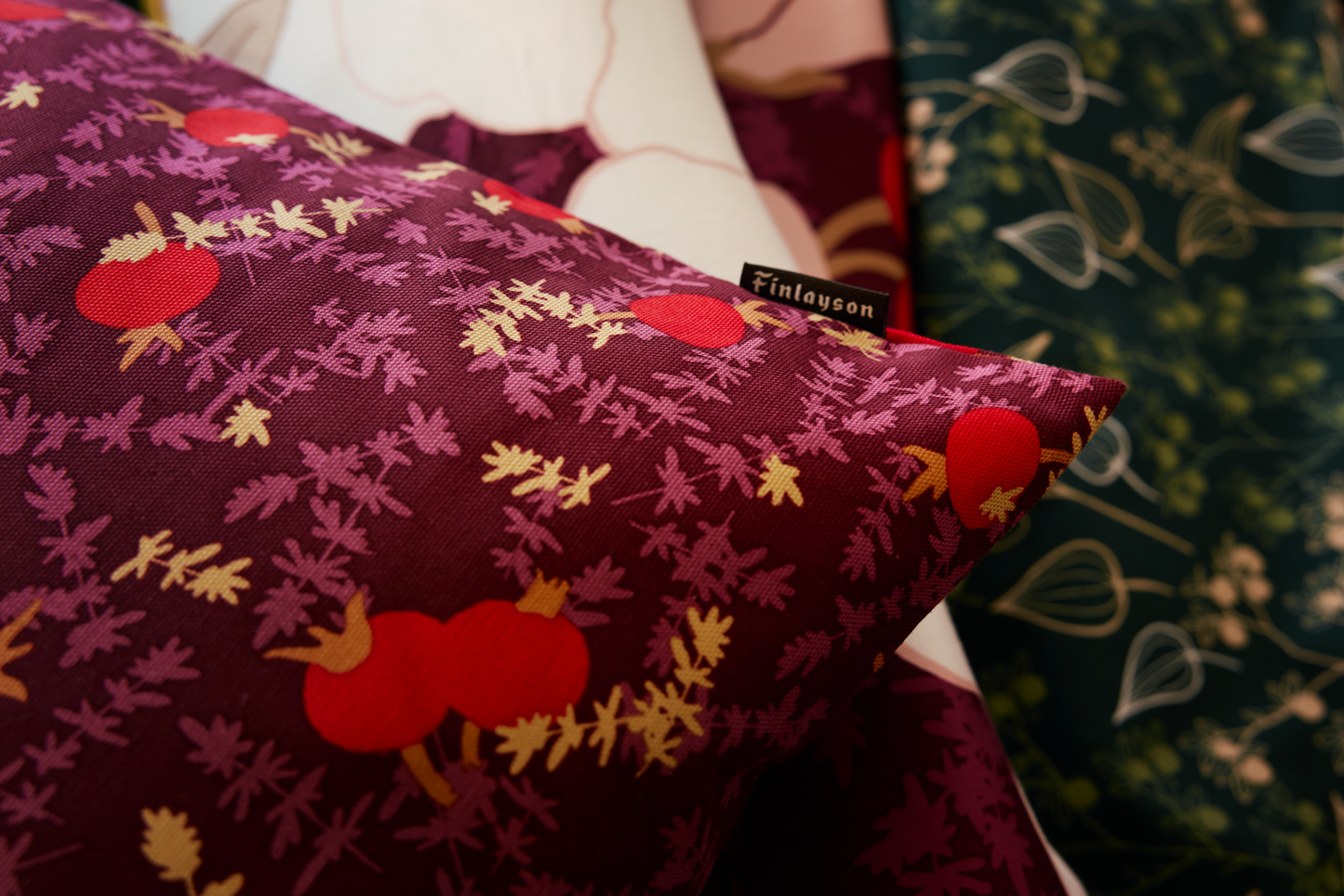 80813-5498-01-04_2; Finlayson Ruusunmarja Koristetyynynpäällinen Luumu / 48x48 cm