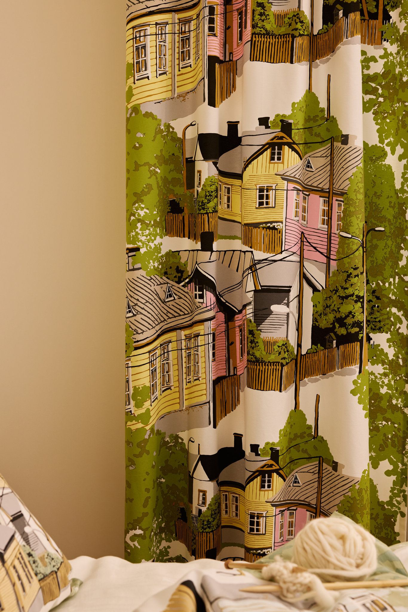 109010-4220_3; Finlayson Naapurusto Curtains Pinkki-keltainen / 140x250 cm