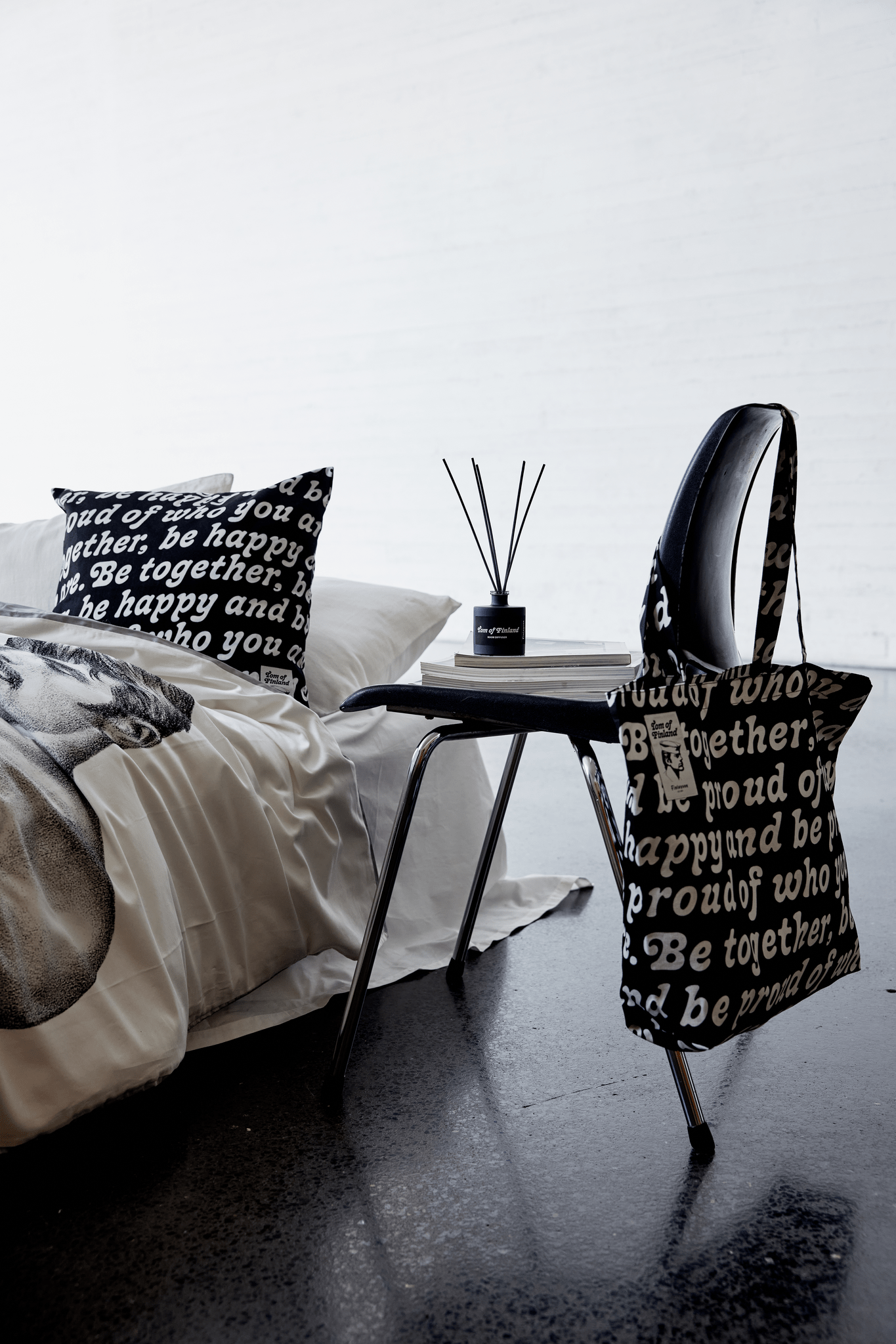 80228-5425-01-10_2; Tom of finland Tom of Finland Proud kangaskassi