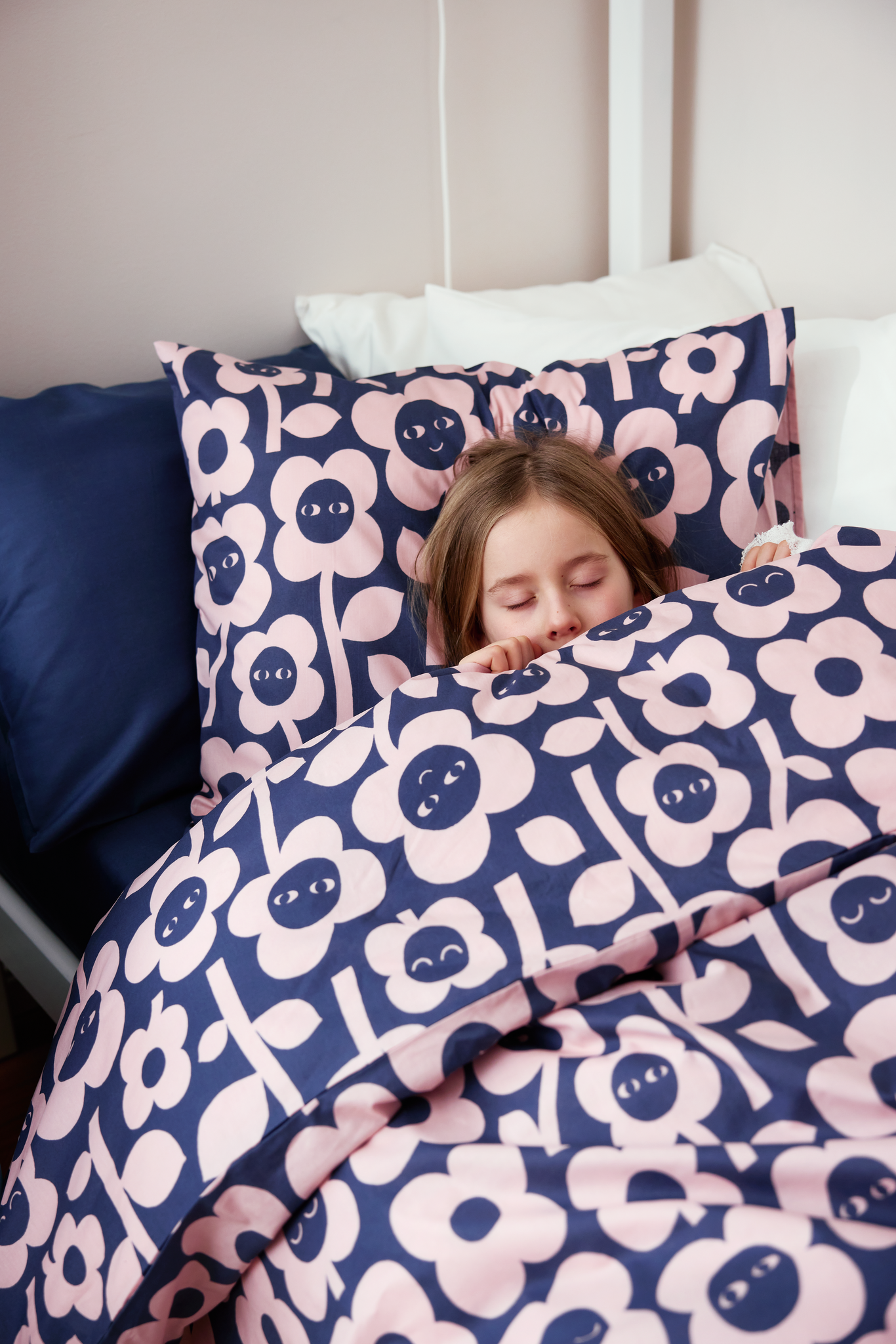 60652-5492-02-06_1; 60662-5492-02-06_1; Finlayson Kukkariemu Lasten pussilakanasetti Tummansininen / Roosa / 120x160 + 40x60 cm