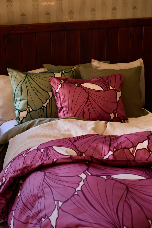 Lilia satiinityynyliina makuuhuone