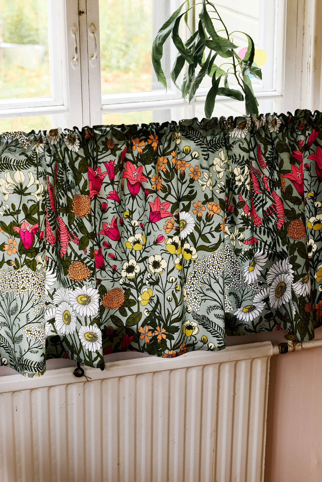 109022-7343_2; Finlayson Ahomaa Valances Vihreä-pinkki / 50x250 cm 