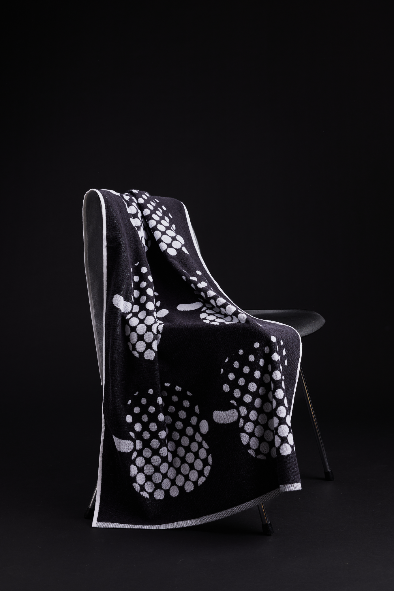 71063-1367-06-12_1; 71064-1367-06-06_1; 71052-1367-06-12_1; Finlayson Optinen omena Kylpypyyhe Musta / 30x50 cm 