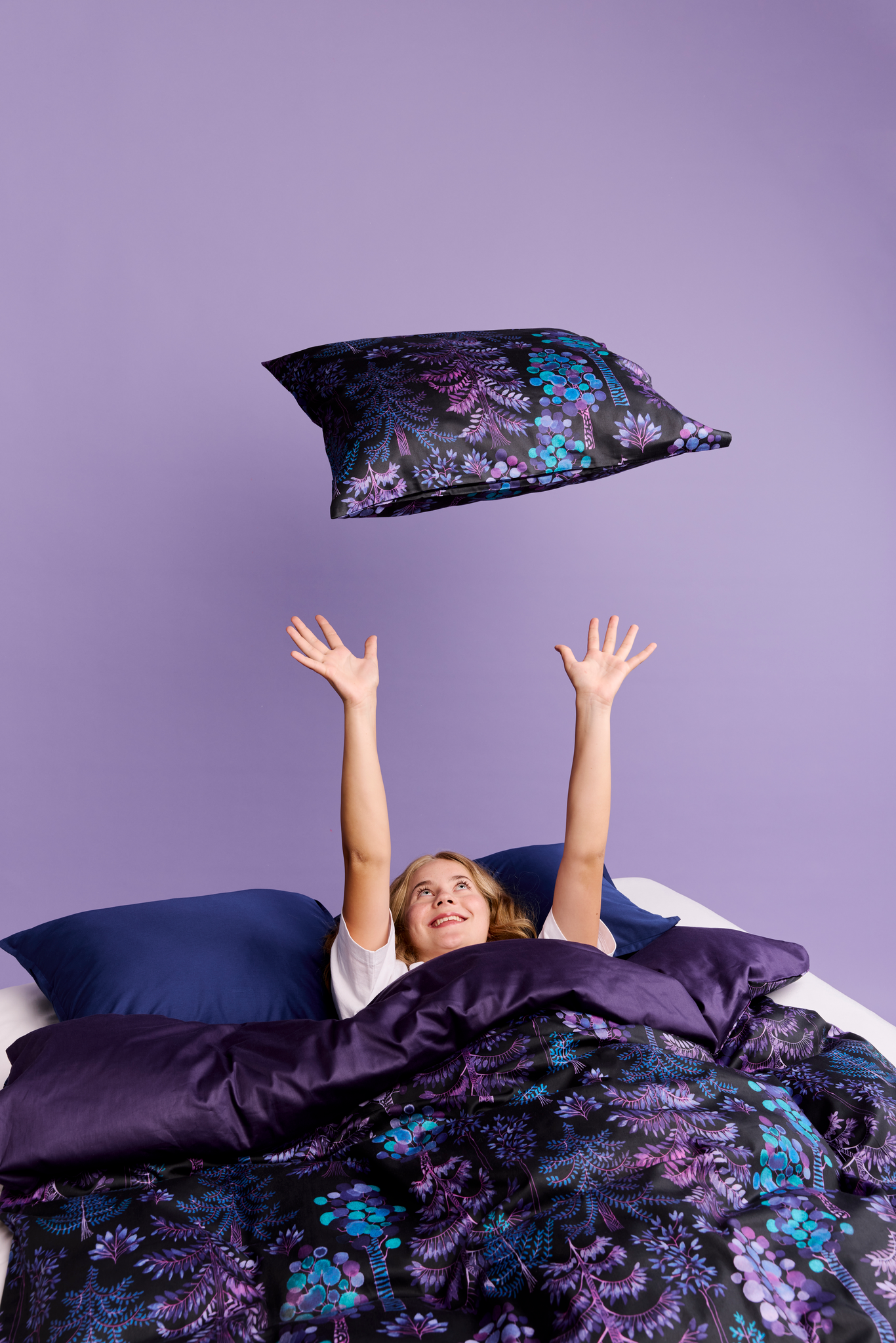 60712-4962-06-06_10; Finlayson Sadussa Satiinipussilakanasetti Violetti / 150x210 + 50x60 cm 