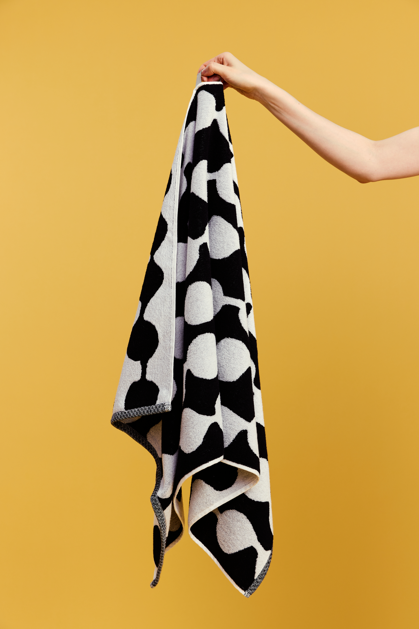 70074-4654-01-06_1; Finlayson Pampula Kylpypyyhe Musta / Valkoinen / 70x150 cm 