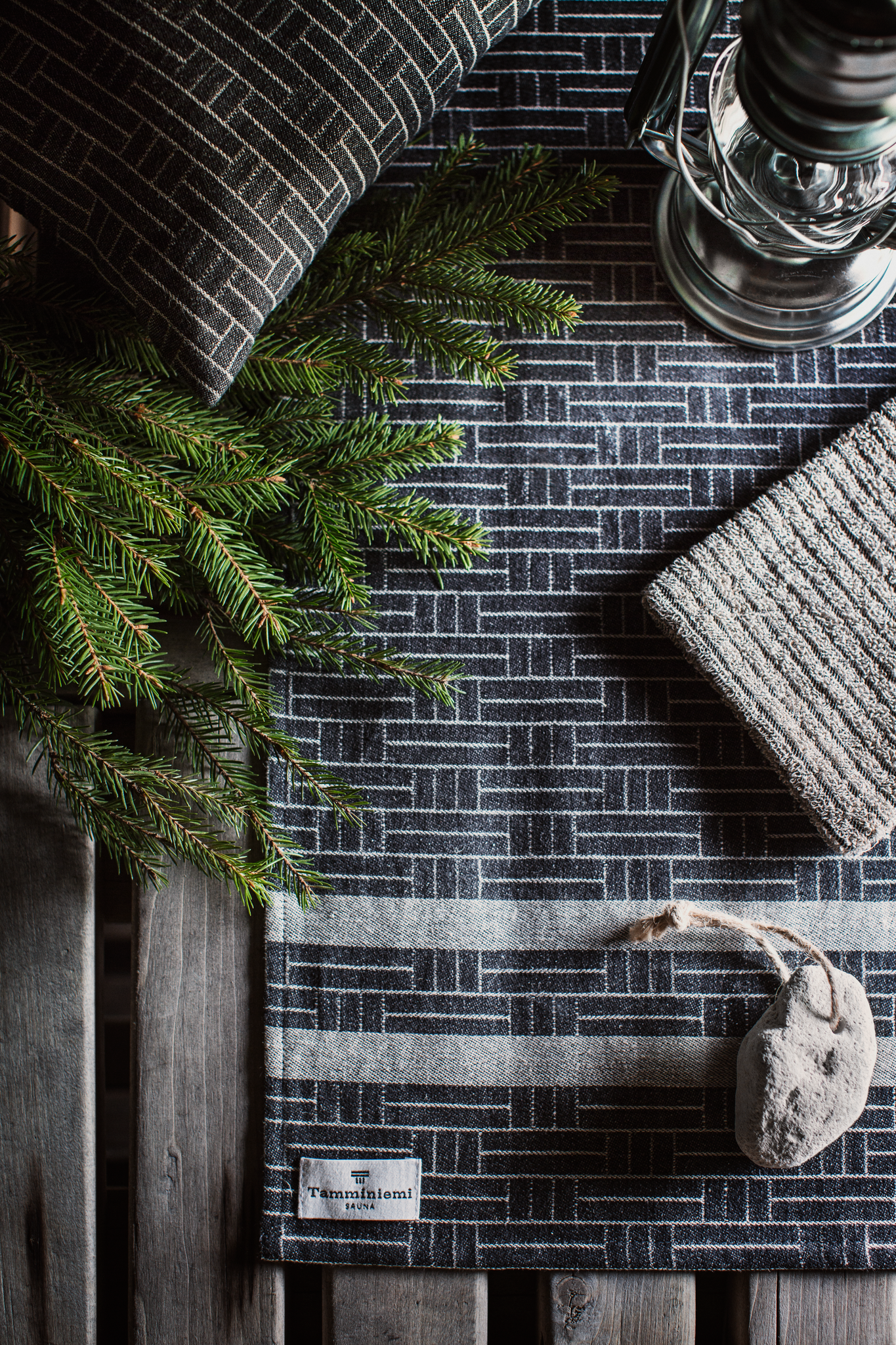 70182-0001-02-06_1; Finlayson Tamminiemi Laudeliina Musta / Pellava / 50x160 cm 