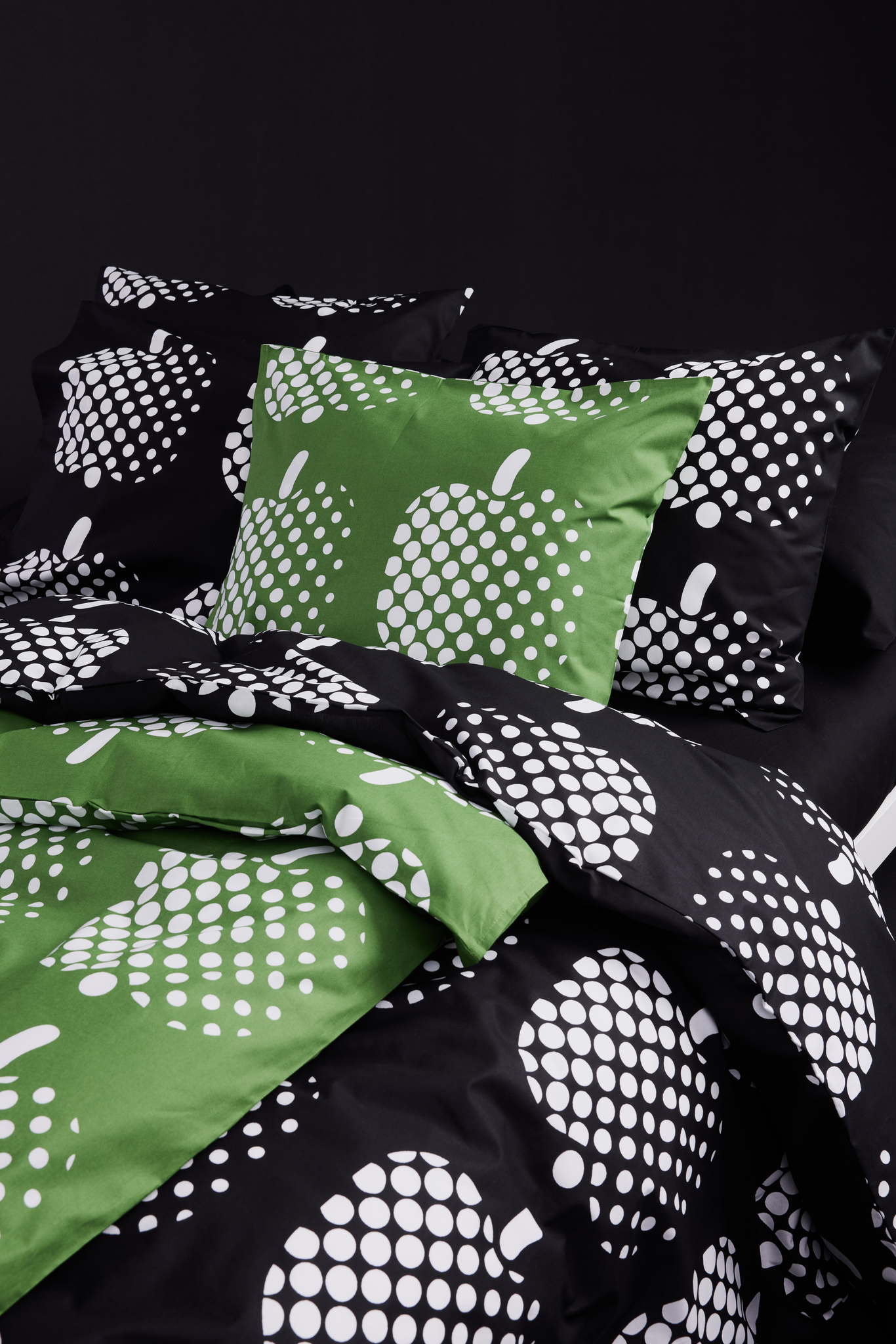 61136-3963-04-10_1; Finlayson Optinen omena Tyynyliina Mustavalkoinen / 50x60 cm 