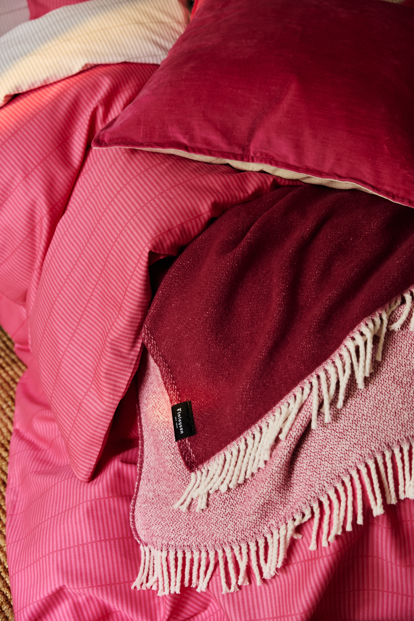 20999-0033-04-04_2; Finlayson Sulo Torkkupeitto Tummanroosa / 140x180 cm 