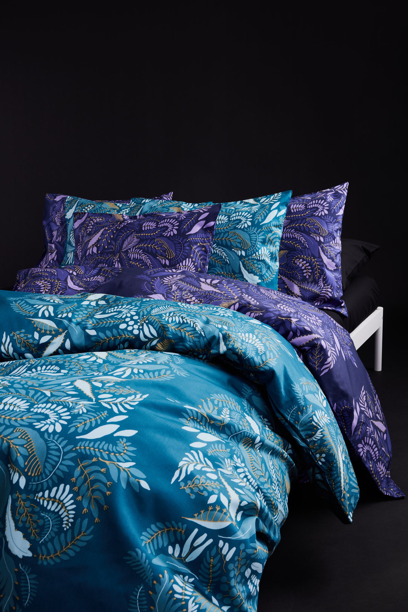 60138-5053-04-10_1; 60138-5053-03-10_1; Finlayson Pihamaa Satiinityynyliina Petroolinsininen / 50x60 cm 