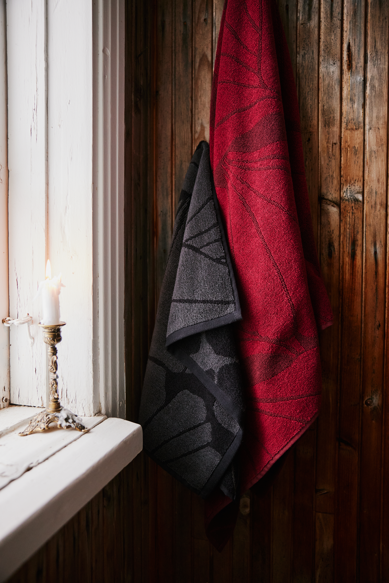 70576-5469-01-06_10; Finlayson Lilia Kylpypyyhe Punainen / 70x150 cm 
