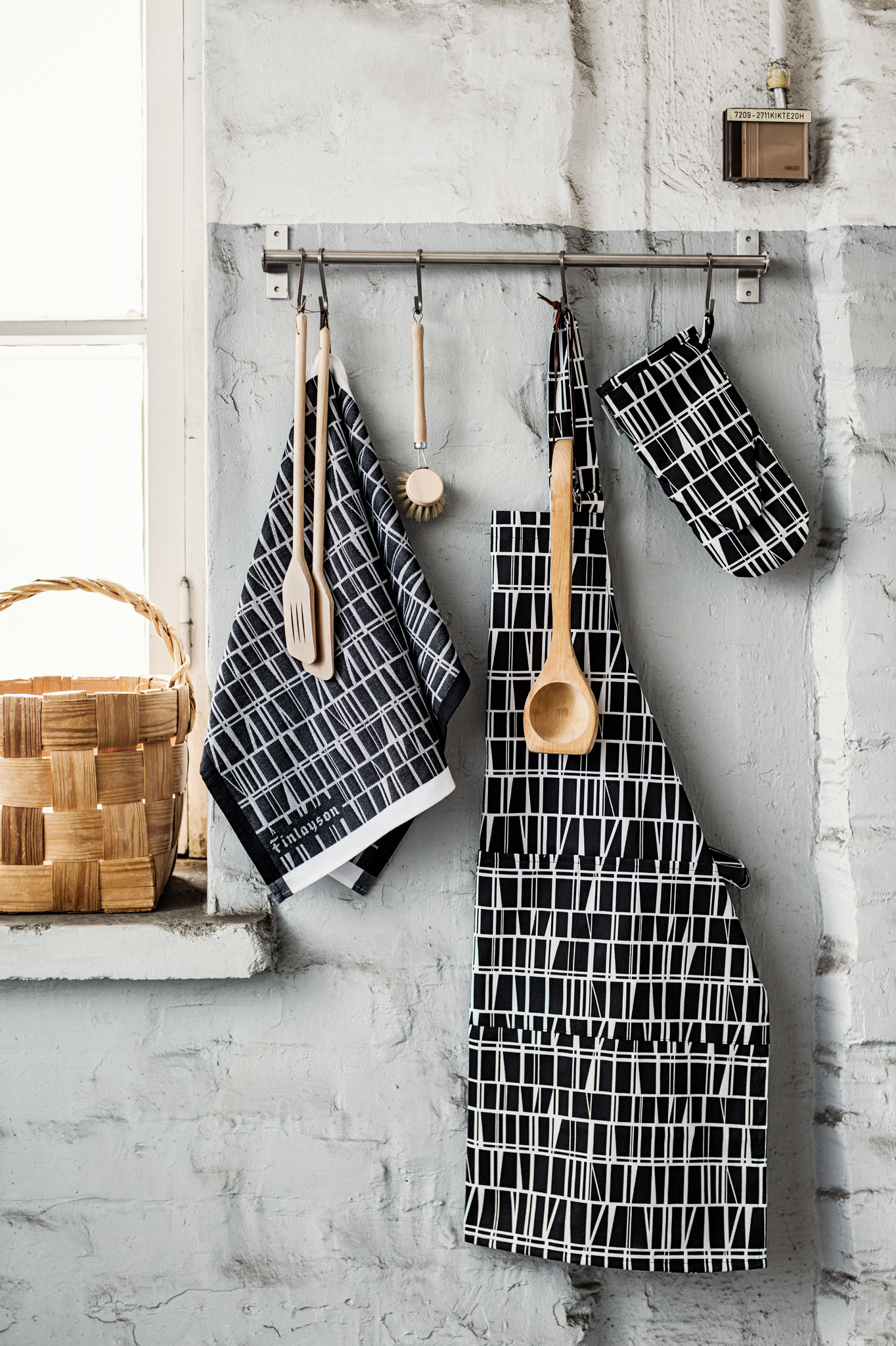 70910-3435-01-10_1; Finlayson Coronna Keittiöpyyhe 2kpl Musta / Valkoinen / 50x70 cm 