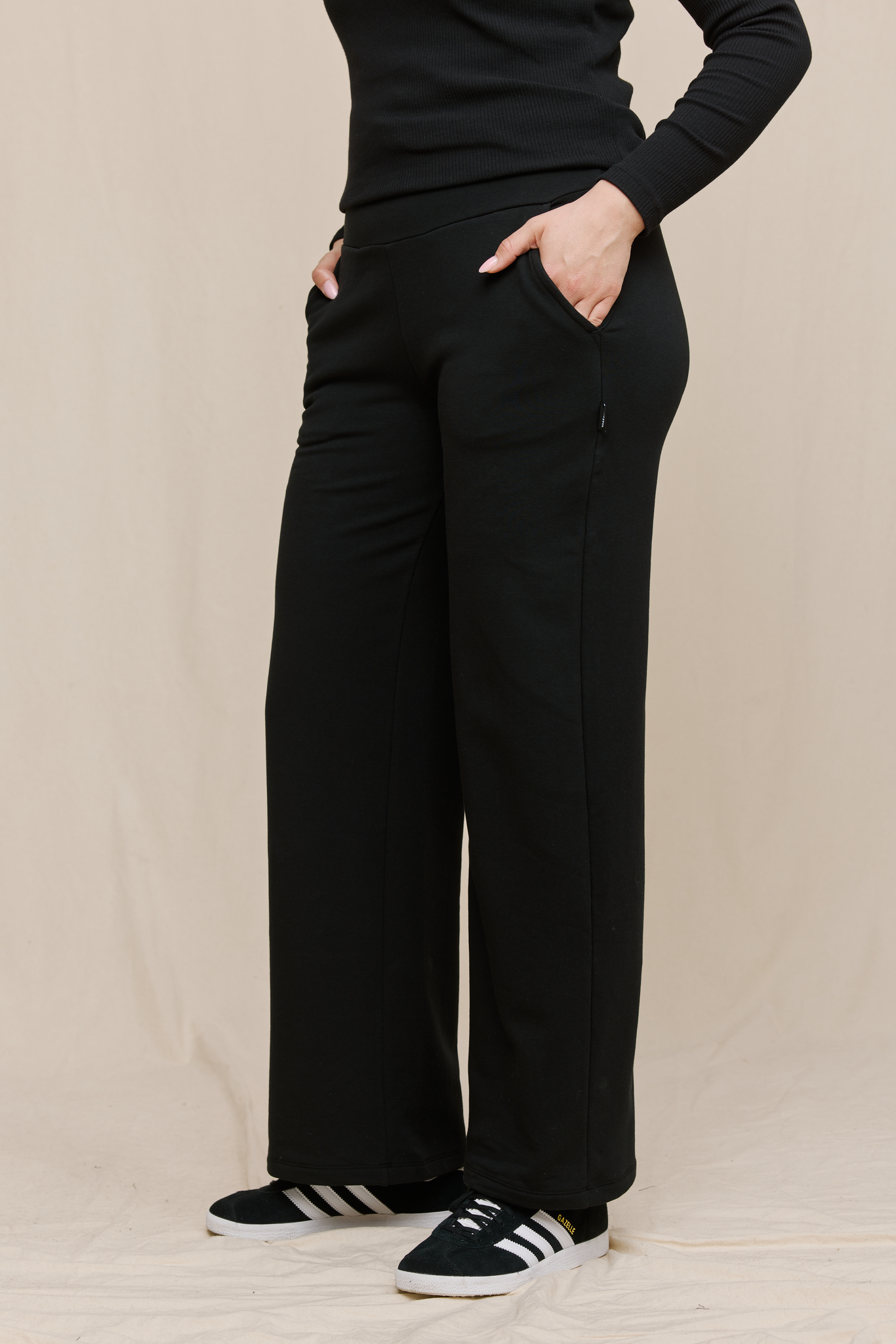 FW17001-999-L_2; Finlayson Alda Loungehousut Musta / L 