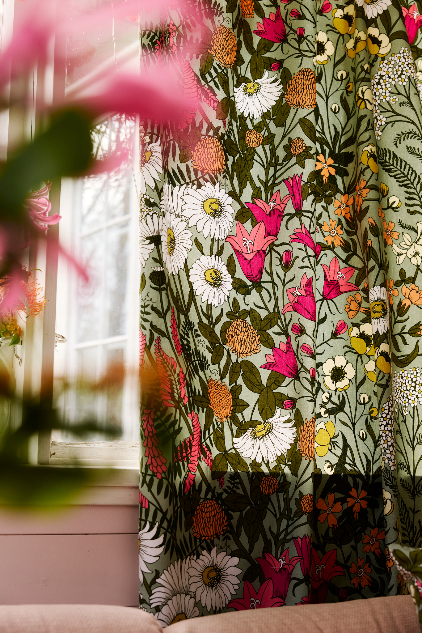 109006-7343_2; Finlayson Ahomaa Curtains Vihreä-pinkki / 140x240 cm 