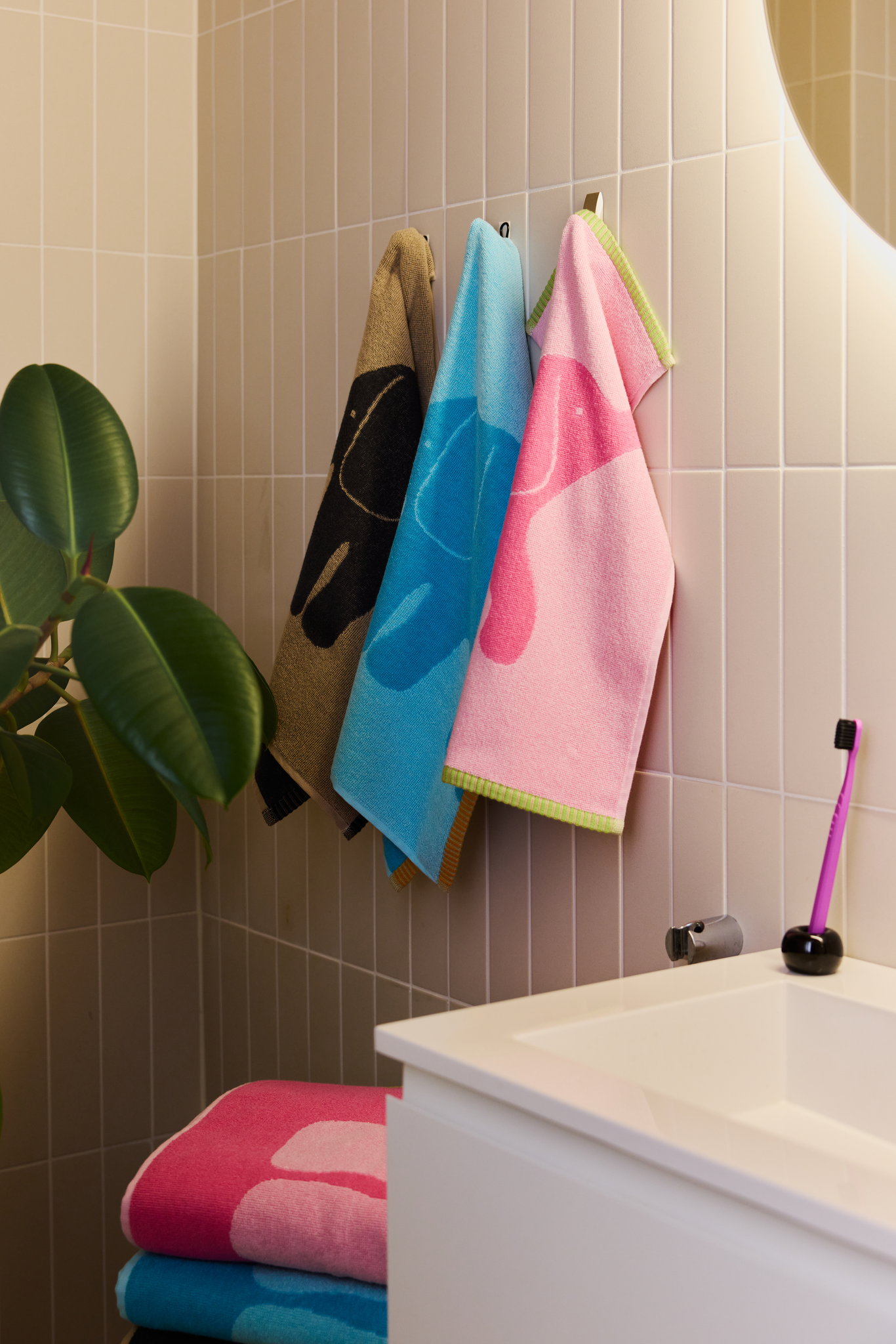 70564-5415-03-06_3; Finlayson Elefantti vapaa Kylpypyyhe Pinkki / Vihreä / 70x150 cm 